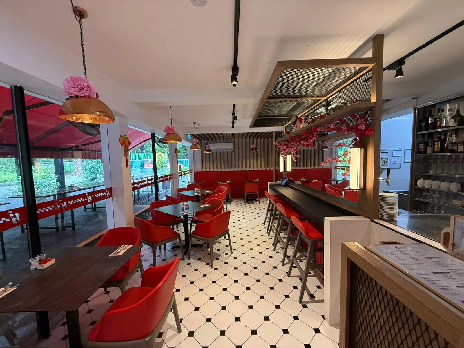 Huber’s Bistro dining interior at Dempsey